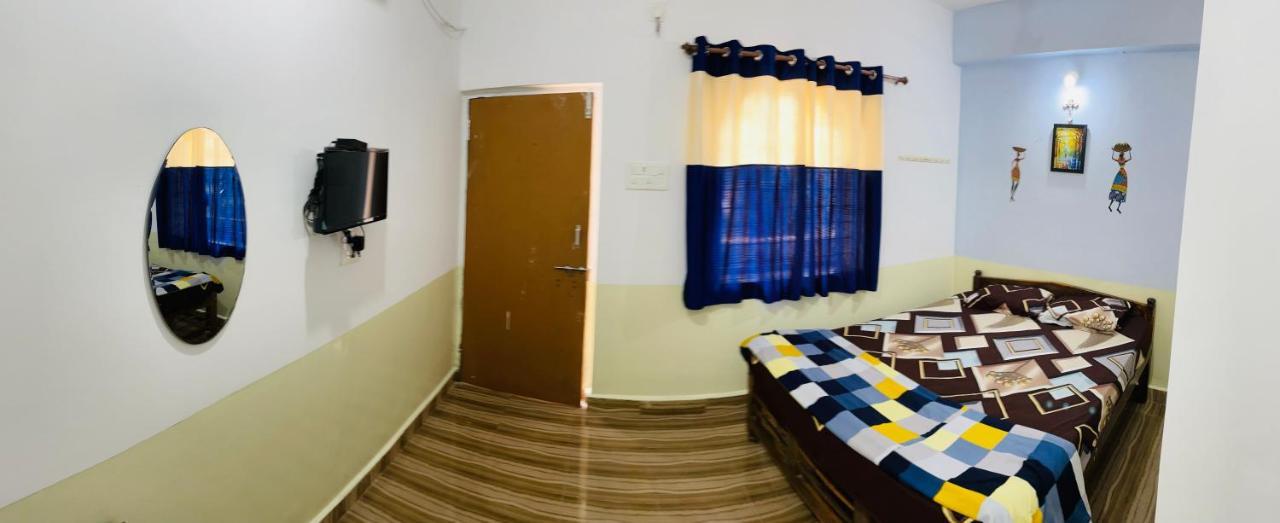 Blue Waves Guest House Calangute Exteriör bild