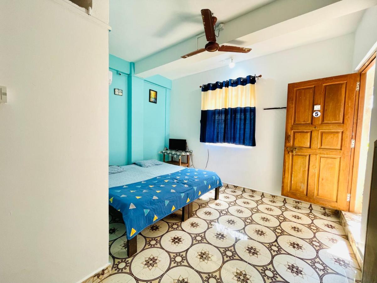 Blue Waves Guest House Calangute Exteriör bild