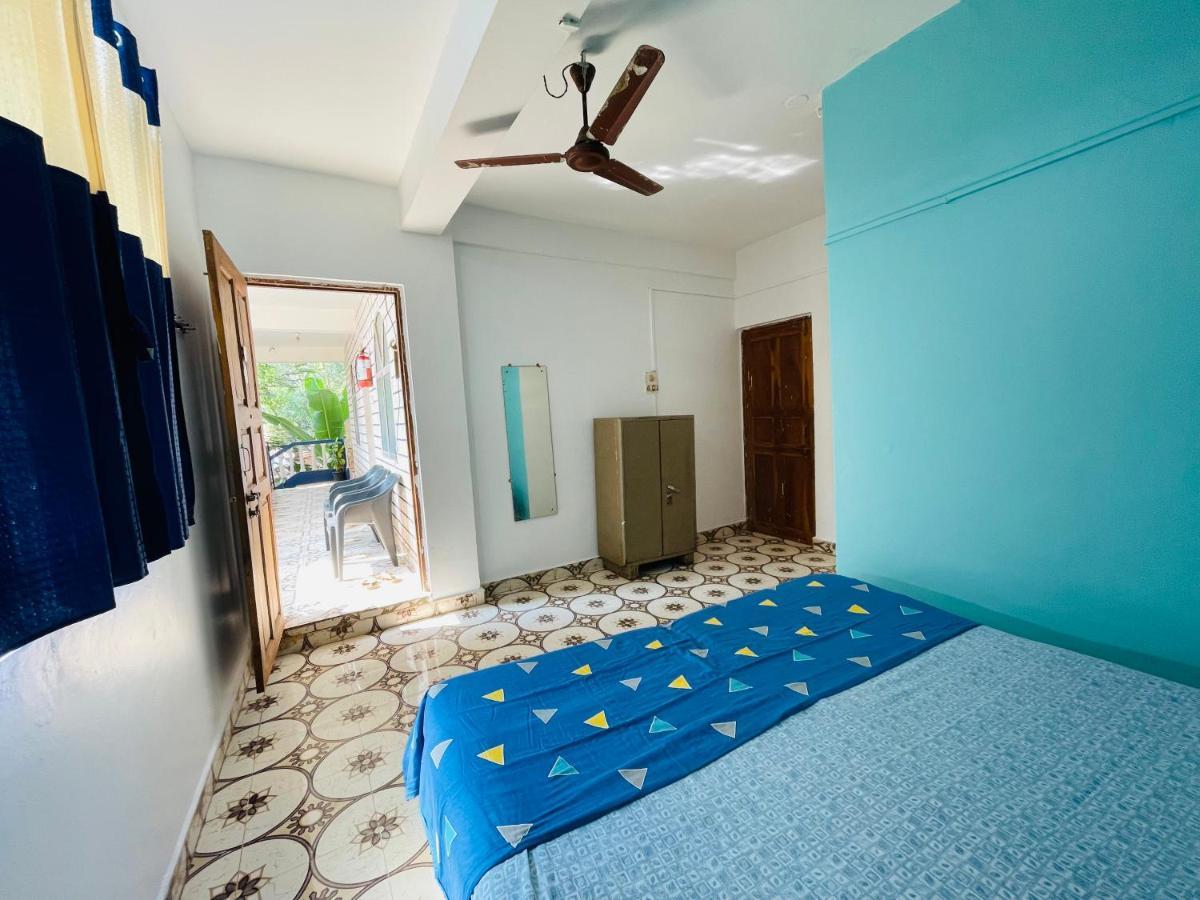 Blue Waves Guest House Calangute Exteriör bild