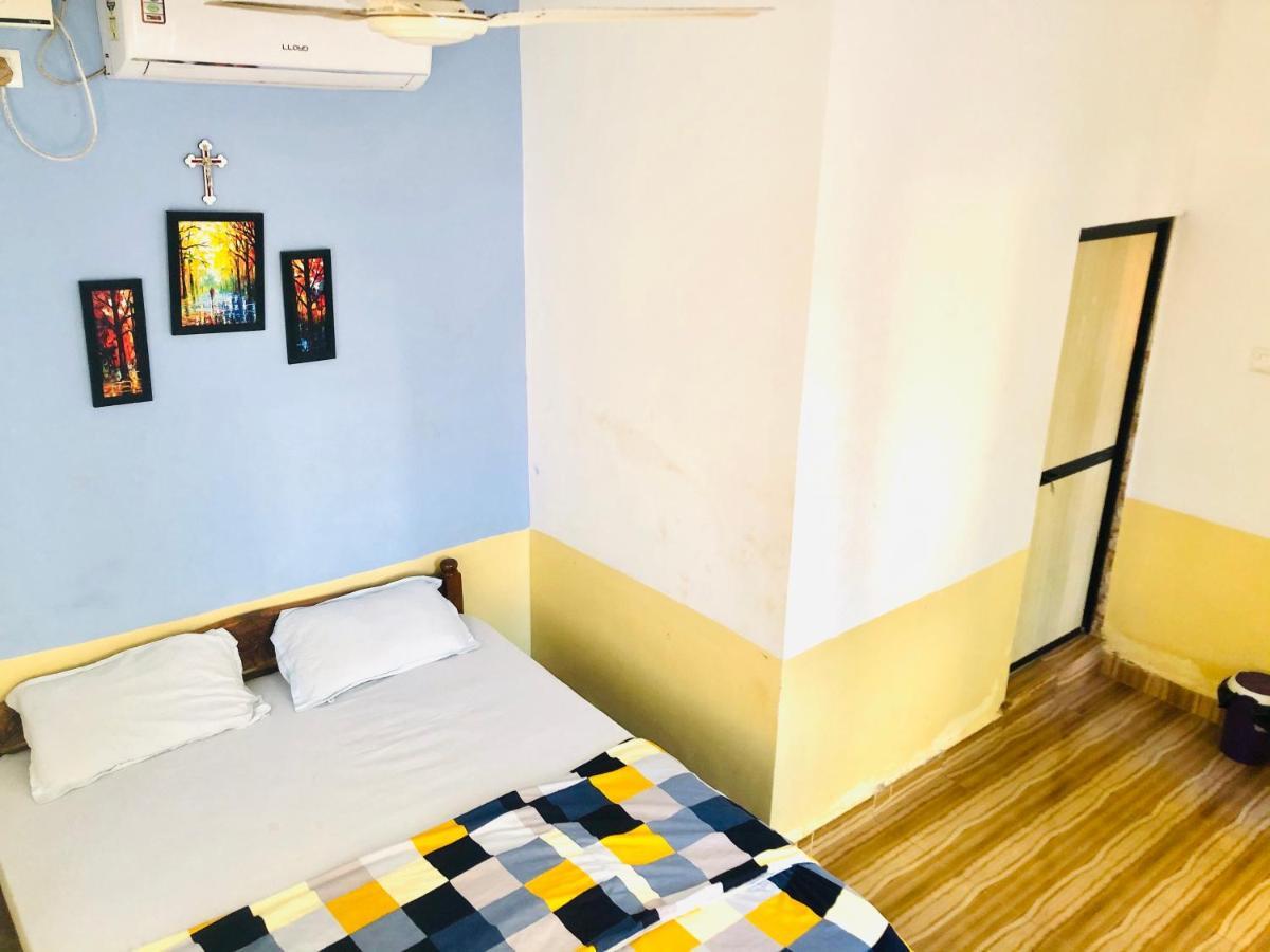 Blue Waves Guest House Calangute Exteriör bild