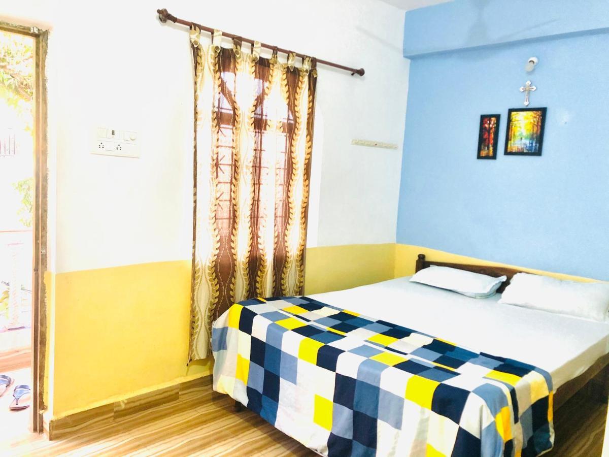 Blue Waves Guest House Calangute Exteriör bild